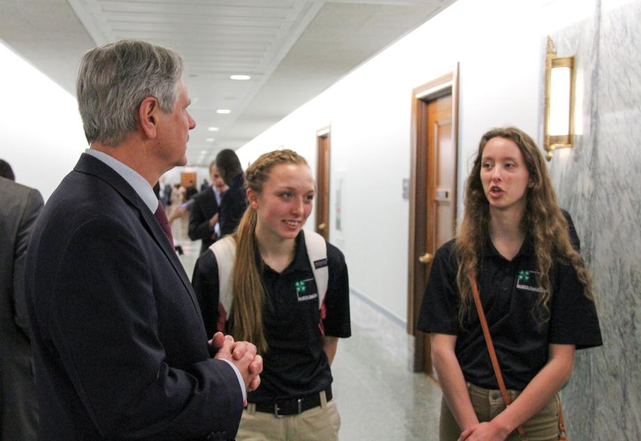 April 2019 - Senator Hoeven meets with North Dakota 4-H students.